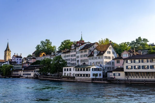 Güzel Bir Zürih Şehir Binası Manzarası Limmat Nehrinin Yanındaki Aziz — Stok fotoğraf