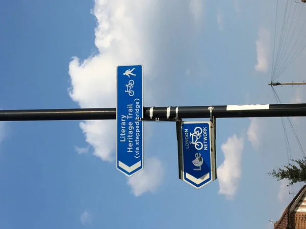 青い空に向かって 文学遺産の道 の方向を示す青い道路標識の垂直閉鎖 — ストック写真
