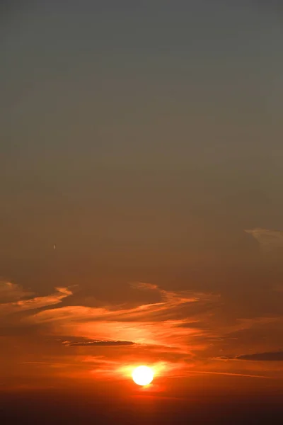 Pionowe Ujęcie Pięknego Pomarańczowo Czerwonego Zachodu Słońca Które Można Wykorzystać — Zdjęcie stockowe
