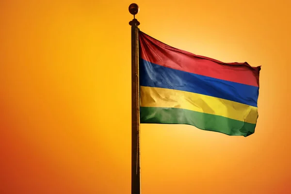 Die Nationalflagge Von Mauritius Auf Einem Fahnenmast Isoliert Auf Orangefarbenem — Stockfoto