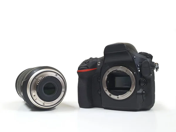 Uma Câmera Digital Profissional Com Lente Isolada Fundo Branco — Fotografia de Stock