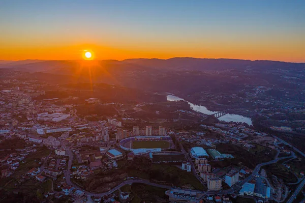 Een Luchtfoto Van Oranje Zonsondergang Met Stadswegen Een Rivier — Stockfoto