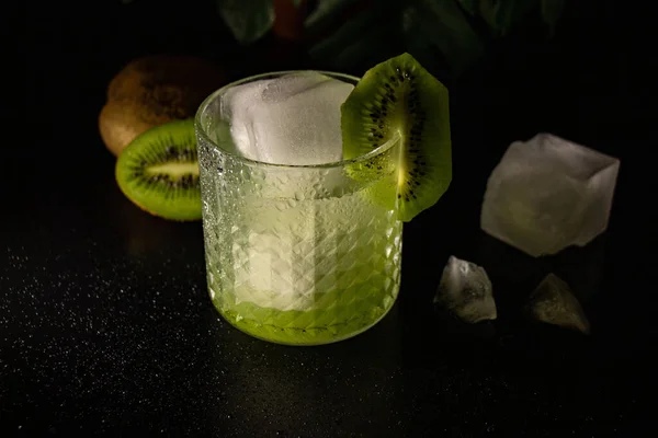 Eine Nahaufnahme Eines Frisch Geeisten Kiwi Cocktails Einem Glas Mit — Stockfoto