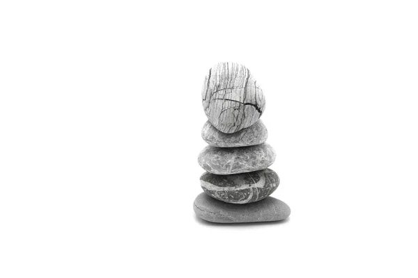 白い背景に隔絶された5つの灰色の石の美しいショット — ストック写真