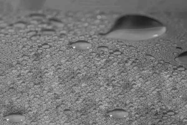 Widok Szarej Szorstkiej Powierzchni Kroplami Wody Nim Tworząc Ciekawą Fakturę — Zdjęcie stockowe