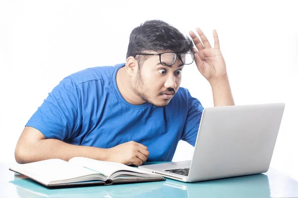 Geschockter Mann Schaut Auf Laptop Bildschirm Indem Brille Abnimmt — Stockfoto