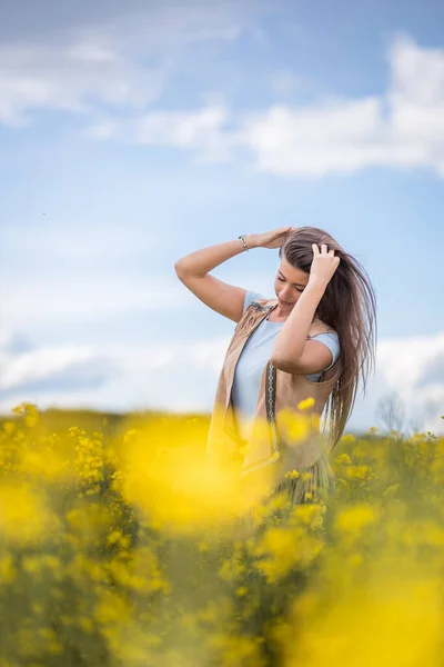 Närbild Attraktiv Flicka Poserar Ett Fält Dagsljus — Stockfoto