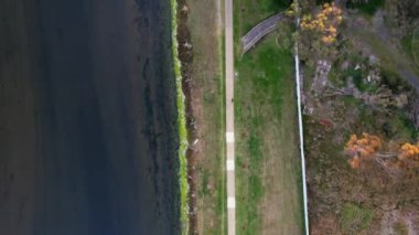 Deniz kenarında tarlası olan güzel bir yol manzarası.