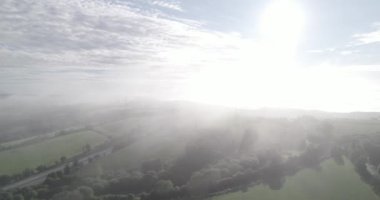 Gündoğumunda Fransa 'daki Brittany kırsal arazisinin hava görüntüsü