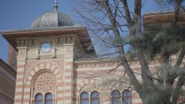Belediyenin Brcko, Bosna-Hersek 'teki beyaz ve pembe çizgili mimarisinin bir görüntüsü