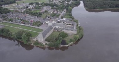 Bretagne Foret Ormanı 'ndaki binaların ve Fransa' daki Paimpont Gölü 'nün havadan görüntüsü.