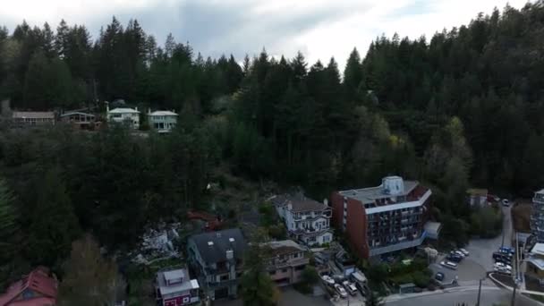 位于加拿大不列颠哥伦比亚省温哥华市西部的马蹄湾一带的五彩斑斓的房屋 绿树和群山的全景 — 图库视频影像