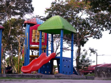 Malezya, Penang 'daki bir halk parkında çocukların oyun parkının yakın çekimi.