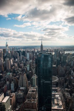 Güneşli bir günde New York 'taki güzel yüksek binaların dikey görüntüsü