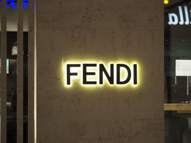 Fendi gece aydınlatma işareti, Viyana 'daki lüks moda mağazasının önünde imza.