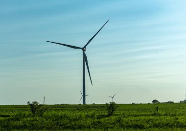 Oklahoma kırsalındaki rüzgar türbinlerinin görüntüsü
