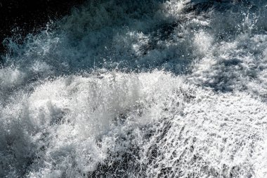 Güneşin altında süzülen bir suyun manzarası