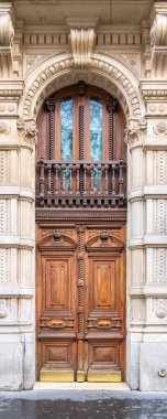 Paris, antik ahşap bir kapı, 11. bölgedeki tipik bina.