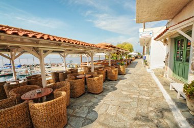 Aegina 'da güzel restoranları olan harika bir köy.