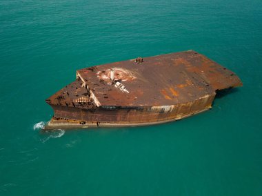 Mara Hope Brezilya, Fortaleza sahilinde gemi enkazı. Eski gemi enkazından kaynaklanan okyanus kirliliği.