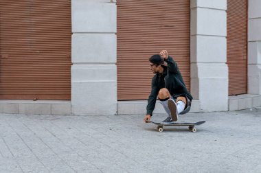 Kafkasyalı genç bir adam duvarın yanında kayıyor.