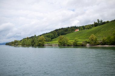 Bulutlu gökyüzünün altında Constance Gölü 'nün güzel bir görüntüsü.