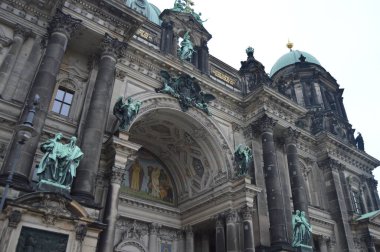 Berlin, Almanya 'daki Berlin Katedrali' nin alçak açılı bir görüntüsü.