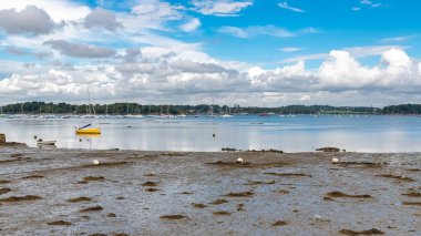 Brittany, Morbihan körfezindeki Ile aux Moines adası, yazın tipik bir liman.