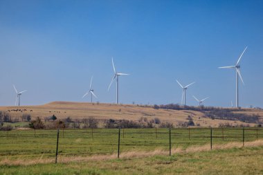 Rüzgârlı bir Kansas öğleden sonra mavi gökyüzü arka planında yel değirmenlerinin manzarası.