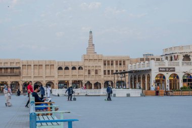 Souq Waqif Doha, Katar 'da çizim yaparken bankta oturan adam.