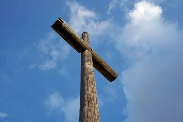 Ângulo Baixo Uma Cruz Madeira Contra Fundo Azul Céu — Fotografia de Stock