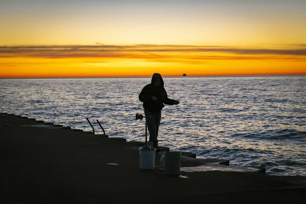 Una Silueta Pescador Fondo Puesta Del Sol — Foto de Stock