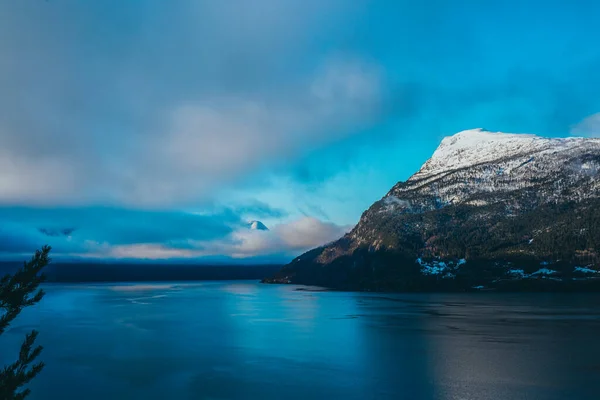山のある湖の自然景観 — ストック写真