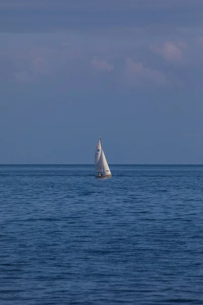 Denizdeki Bir Yelkenlinin Dikey Görüntüsü — Stok fotoğraf