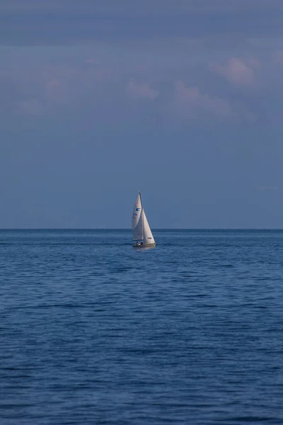 Vertikal Bild Ett Segelfartyg Havet — Stockfoto