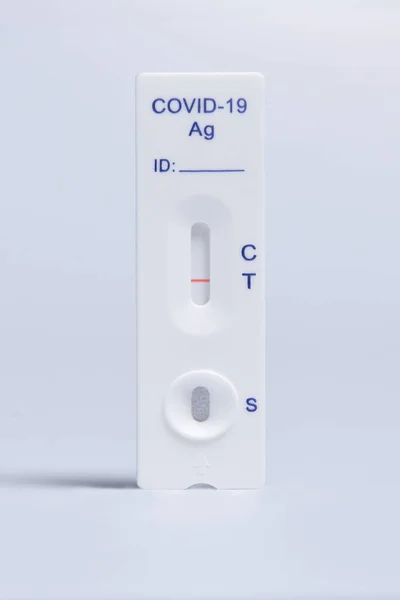 Close Uma Cassete Teste Expressa Covid Com Resultados Positivos Isolados — Fotografia de Stock