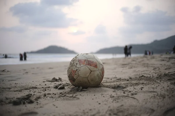 Selektivní Záběr Fotbalu Písečné Pláži — Stock fotografie