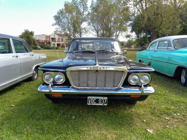 Velho Plymouth Preto Valiant Por Chrysler Início Dos Anos 1960 — Fotografia de Stock