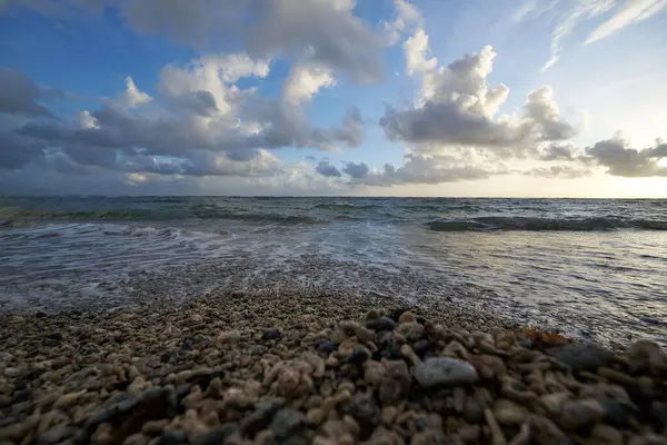 Вид Скелясте Узбережжя Красивим Хмарним Небом Зверху — стокове фото