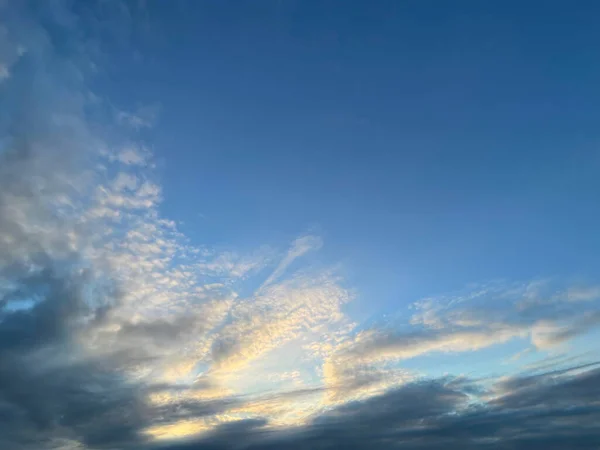 Прекрасный Фон Голубого Облачного Неба — стоковое фото