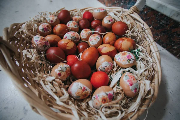 Uma Cesta Palha Com Belos Ovos Páscoa Vermelhos Decorados — Fotografia de Stock