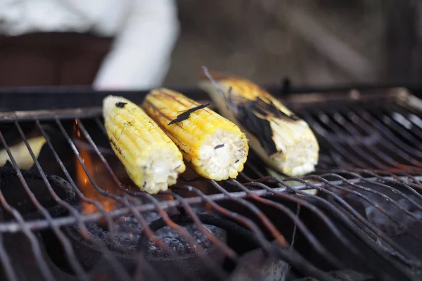 Foco Selectivo Maíz Cocido Una Parrilla Barbacoa Mercado —  Fotos de Stock