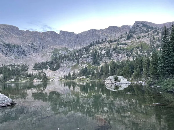 Uma Bela Paisagem Das Montanhas Pinheiros Refletindo Sobre Lago — Fotografia de Stock