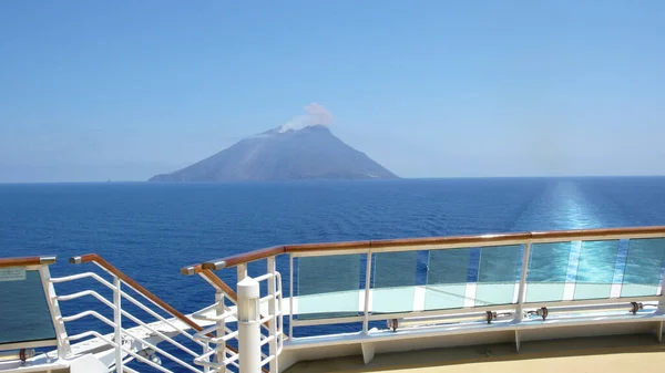 Uma Bela Foto Vulcão Stromboli Tirada Navio — Fotografia de Stock