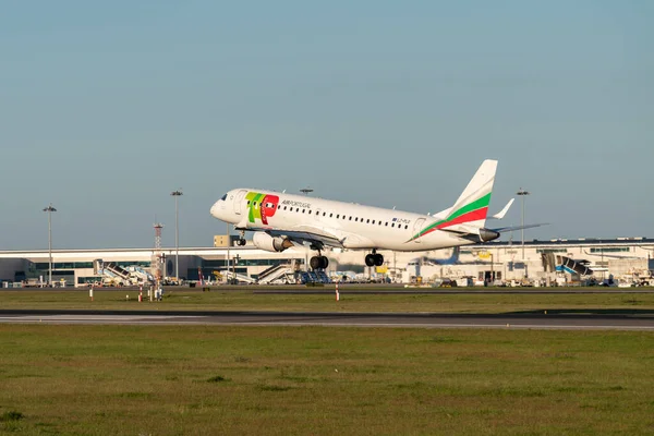 Avião Embraer E190Std Companhia Aérea Tap Express Aterrando Aeroporto Lisboa — Fotografia de Stock