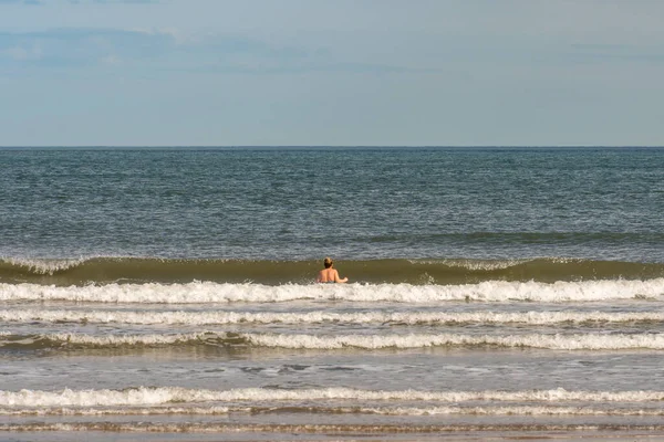 Cambois Northumberland Kwietnia 2022 Kobieta Zanurza Się Morzu Piękne Słoneczne — Zdjęcie stockowe