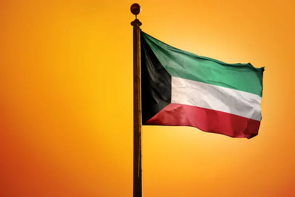 Národní Vlajka Kuvajtu Vlajkovém Stožáru Izolovaném Oranžovém Pozadí — Stock fotografie