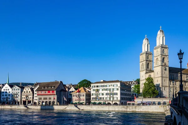 Una Vista Panorámica Una Iglesia Grossmunster Edificios Ciudad Junto Costa — Foto de Stock