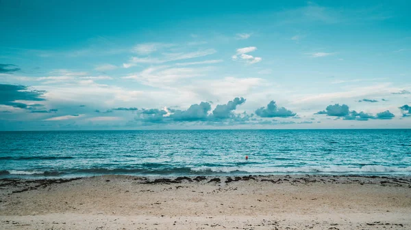 Een Betoverend Uitzicht Een Levendige Zee Lucht Met Prachtige Wolken — Stockfoto
