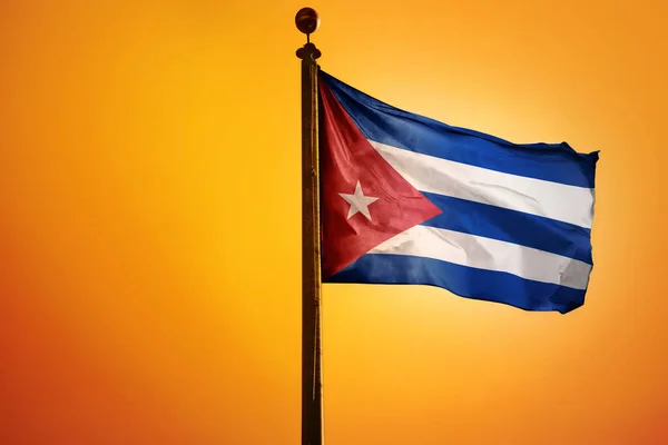 古巴国旗在明亮的黄色天空中飘扬的数字图像 — 图库照片